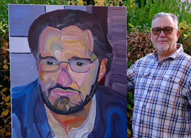 Michael Lacher mit einem Portrt von Werner Banach, mit dem er befreundet ist  | Foto: Martin Pfefferle