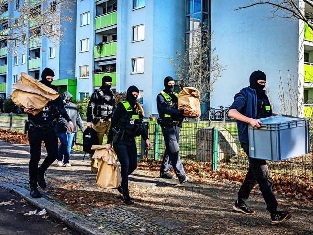 Razzia gegen Islamisten: Polizeibeamte...g in Berlin Beweisstücke aus dem Haus. | Foto: IMAGO/Maurizio Gambarini Razzia gegen Islamisten: Polizeibeamte...g in Berlin Beweisstücke aus dem Haus. | Foto: IMAGO/Maurizio Gambarini