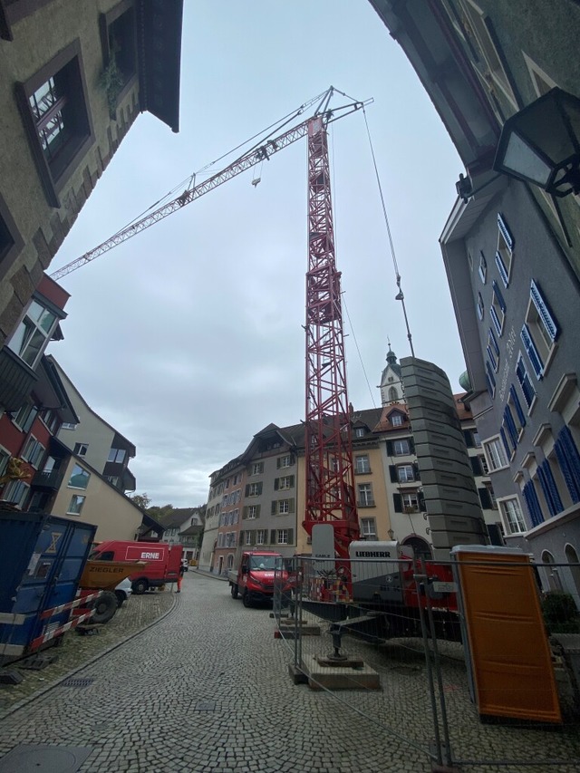 Der Kran wird wohl noch bis Ende November in der Altstadt stehen.  | Foto: Museumsverein Laufenburg