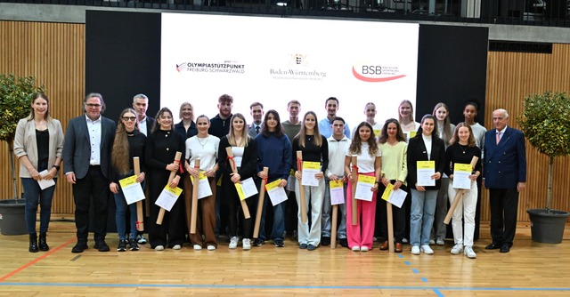 Die Geehrten Sportlerinnen und Sportle...d Vorsitzender des Olympiasttzpunkts.  | Foto: Achim Keller/BSB