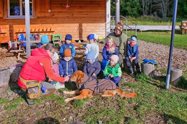 Der kommunale Waldkindergarten in Graf...echts) mit den Kindern und Hund Molly.  | Foto: Wilfried Dieckmann