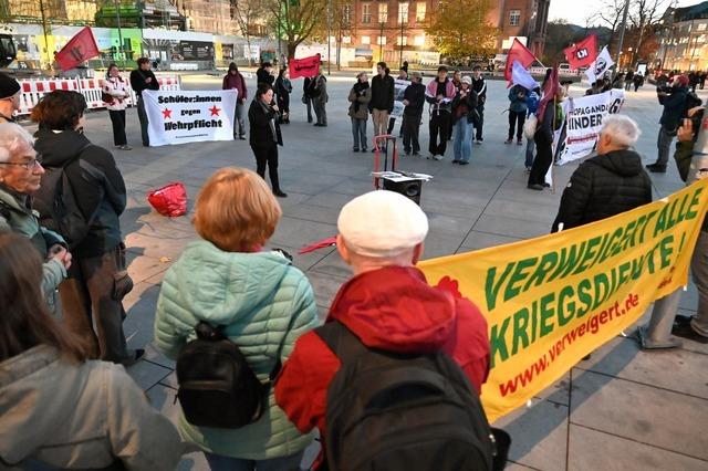 Solidarittsdemo fr Bentik, der wegen Memes ber einen Jugendoffizier angeklagt ist