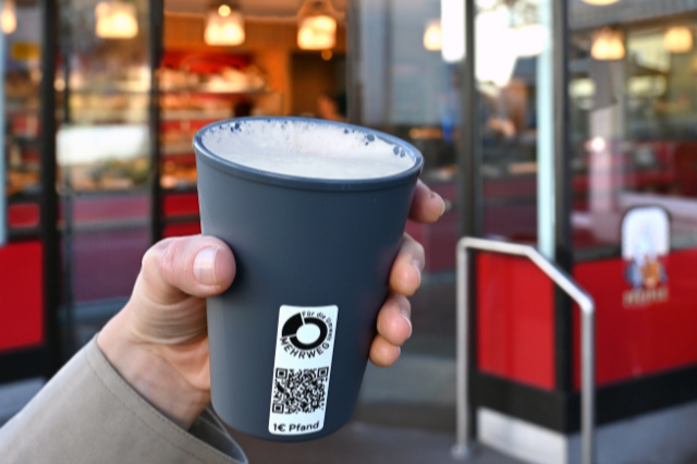 Stadt Freiburg und 20 Filialen testen Kreislauf fr Mehrwegbecher