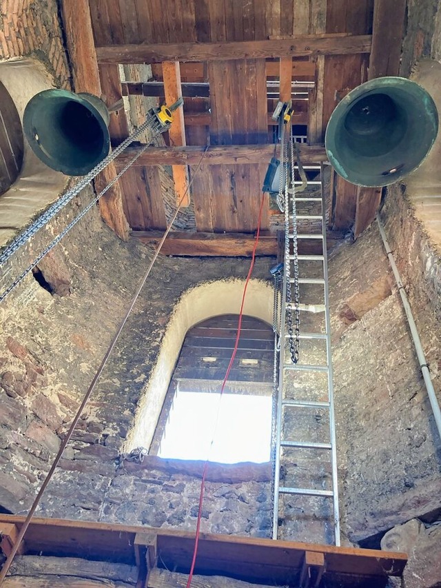 Blick ins Innere des Kirchturms, zwei Glocken hngen noch.  | Foto: Roland Vitt