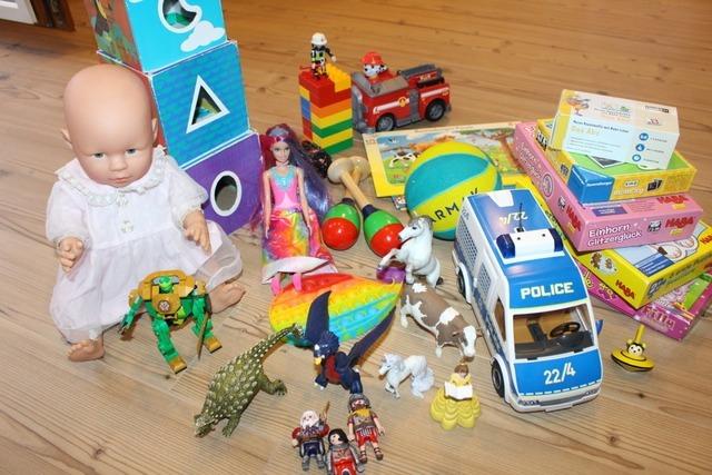 Kirchen organisieren in Freiburg  Geschenktauschaktion von Kindern fr Kinder