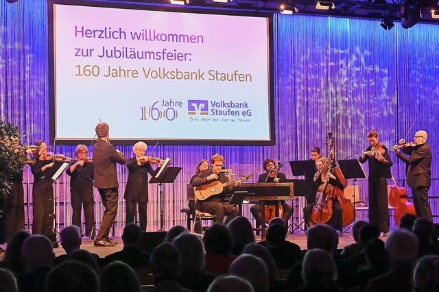 Auch das Freiburger Barockorchester spielte an dem Abend in der Belchenhalle.  | Foto: KREIENKAMP
