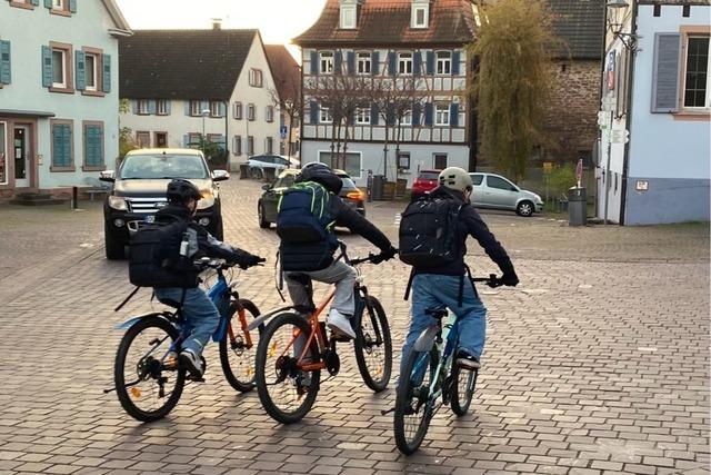 Der Auto-Club zhlt Fahrradfahrer ohne Licht in Ettenheim