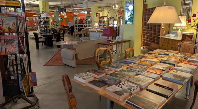 In der Brockenstube geht es um das Erlebnis und das Besondere.  | Foto: Katharina Kubon