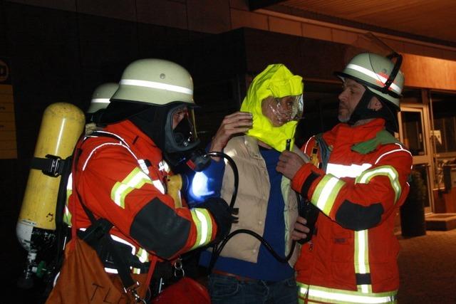 Die Bahlinger Wehr meistert eine Nachtbung im Autohaus beeindruckend schnell