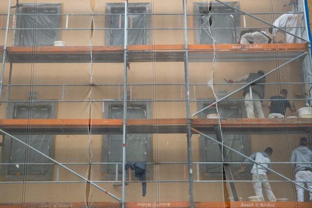 Warum Marchs Haushaltsentwurf trotz Sparmanahmen defizitr bleibt