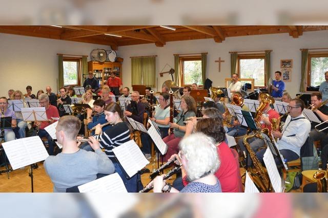 Hochschwarzwlder Musiker spielen auerhalb ihrer Vereine in einem Symphonischen Verbandsblasorchester