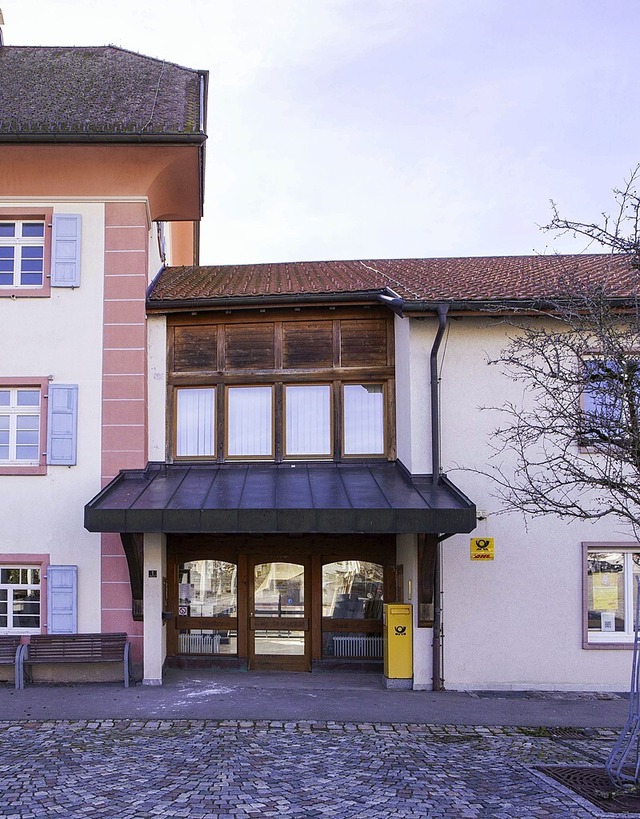 Der Mittelteil zwischen dem Grafenhaus...liale (rechts) soll abgerissen werden.  | Foto: Wilfried Dieckmann