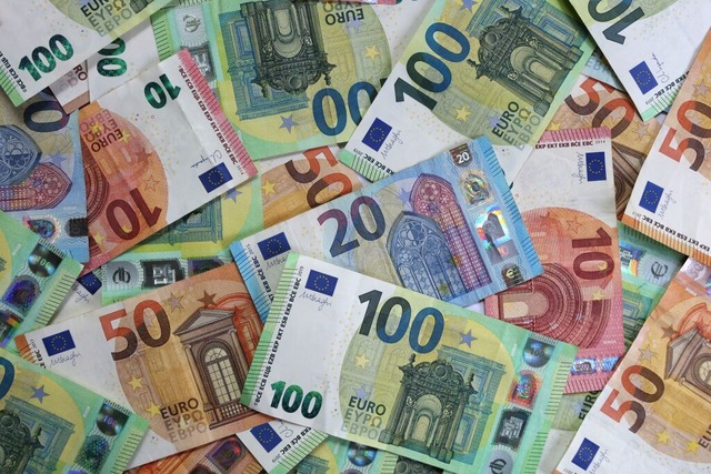 Zur Strkung der Finanzen will Lrrach...ewerbesteuer-Hebesatz moderat anheben.  | Foto: Karl-Josef Hildenbrand (dpa)