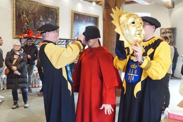 Beim Schweizer Martinsbrauch der traditionellen "Gansabhauet" werden toten Gnsen die Hlse abgeschlagen