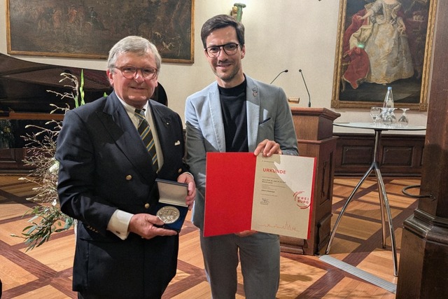 Roland Laszig erhlt das &#8222;Silberne Stadtsiegel&#8220; von Martin Horn  | Foto: Stadt Freiburg