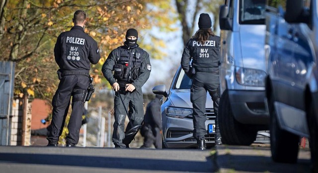Großeinsatz: Ein Beamter der Polizei h...mershagen und im Nachbarort Rum Kogel. | Foto: Philip Dulian/dpa Großeinsatz: Ein Beamter der Polizei h...mershagen und im Nachbarort Rum Kogel. | Foto: Philip Dulian/dpa