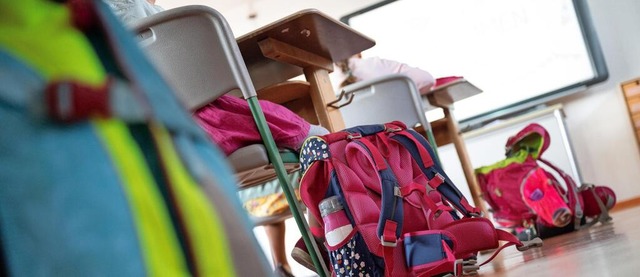 Schule ist Pflicht: Auch gegen den erk...den regelmigen Besuch durchzusetzen.  | Foto: Sebastian Gollnow/dpa