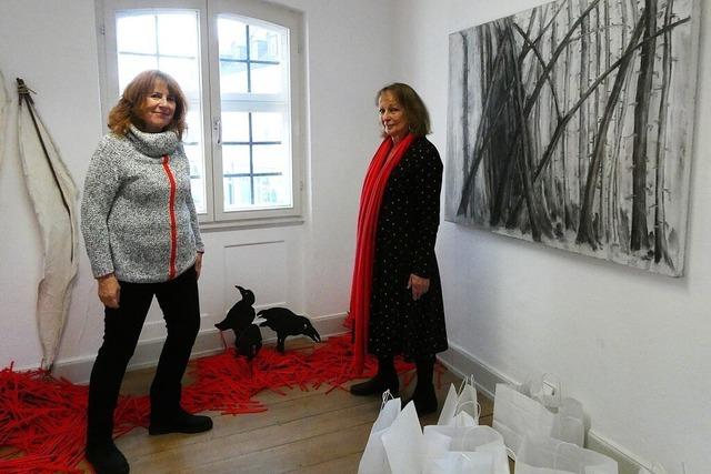 Zwei Knstlerinnen arbeiten in der Galerie am Tor mit Gegenstzen