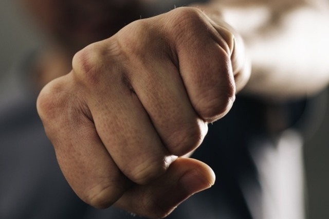 Zwei Mnner sind im Treppenhaus eines Wohnhauses aneinandergeraten.  | Foto: nito  (stock.adobe.com)