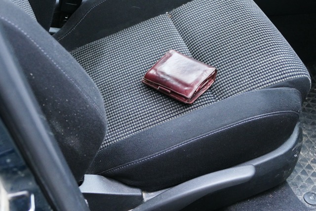 Offene Tr und ein gut sichtbarer Geld.... Ein Passant informierte die Polizei.  | Foto: Victoria Langelott (archiv)