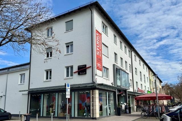 Weiler Oberbrgermeisterin   im Gesprch mit Interessenten am Geschftshaus Ermuth-Reichert