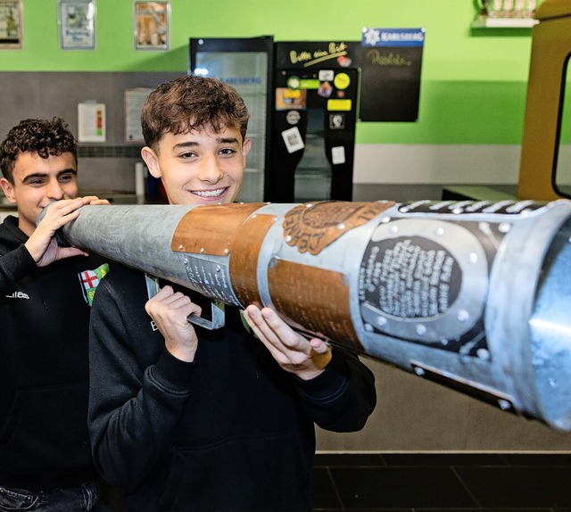 Besonderer Brauch: Elias Becker (links... der Unverheiratete ausgerufen werden. | Foto: Laszlo Pinter/dpa Besonderer Brauch: Elias Becker (links... der Unverheiratete ausgerufen werden. | Foto: Laszlo Pinter/dpa