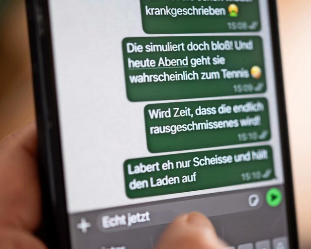 Diffamierender Chat: 7,2 Millionen Menschen sind von Cybermobbing betroffen. | Foto: Marijan Murat/dpa Diffamierender Chat: 7,2 Millionen Menschen sind von Cybermobbing betroffen. | Foto: Marijan Murat/dpa