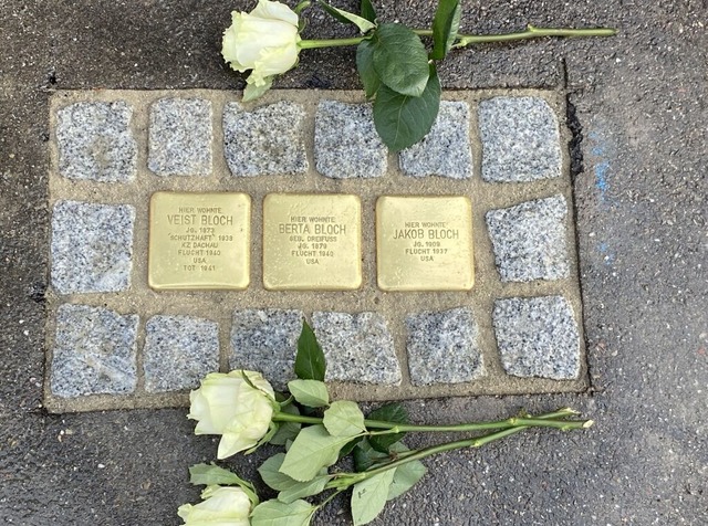 Stolpersteine, die an die jdische Familie Bloch erinnen.  | Foto: Jutta Schtz