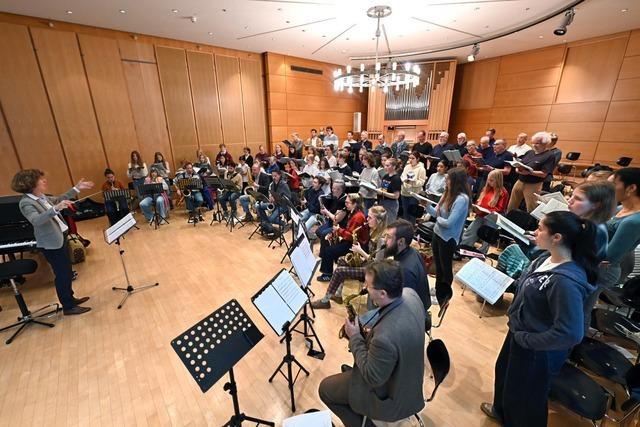 Mdchenkantorei am Freiburger Mnster und Raschr-Saxophonisten spielen Mozarts Requiem