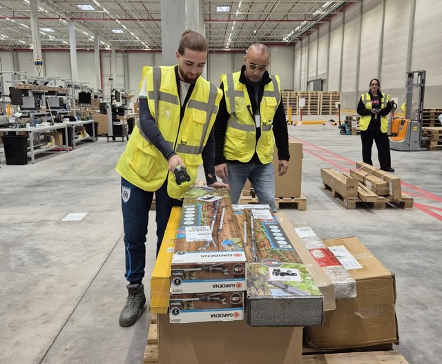 Ein Galaxus-Mitarbeiter aus Frankreich...lle in Neuenburg eingegangene Ware ab.  | Foto: Hannes Selz