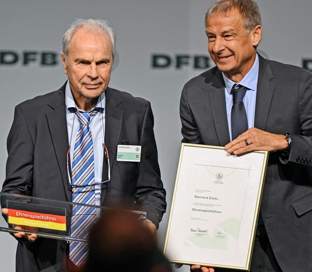 Neu im Kreis der deutschen Ehrenspielf...gen Klinsmann die Auszeichnung erhält. | Foto: Arne Dedert/dpa Neu im Kreis der deutschen Ehrenspielf...gen Klinsmann die Auszeichnung erhält. | Foto: Arne Dedert/dpa