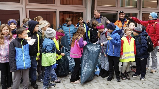Stolz prsentieren Schler Bauhofleite...le die Ergebnisse ihrer Mllsammlung.   | Foto: Ruth Seitz
