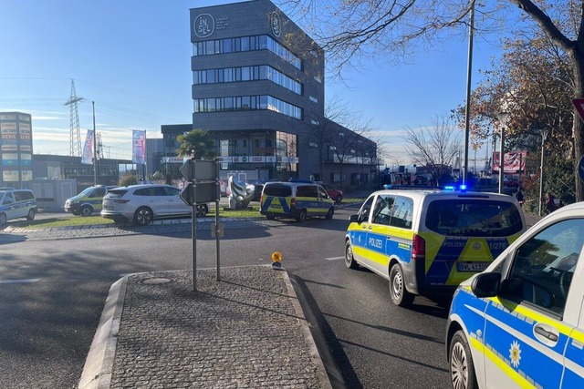 Viele Einsatzwagen stehen im Bereich d...en die Unfallstelle weitrumig meiden.  | Foto: Jonas Gnther