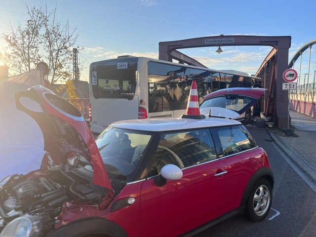 Der weie Linienbus und ein rotes Auto...allstelle an der Weiler Friedenbrcke.  | Foto: Jonas Gnther