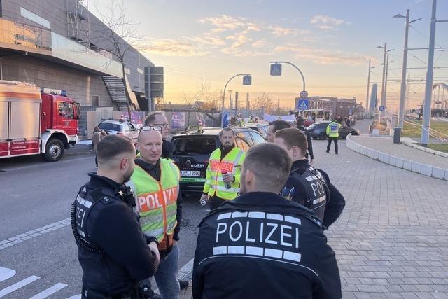 Schwerer Busunfall in Weil am Rhein: Ein Trmmerfeld vor der Friedensbrcke – und eine junge Frau tot