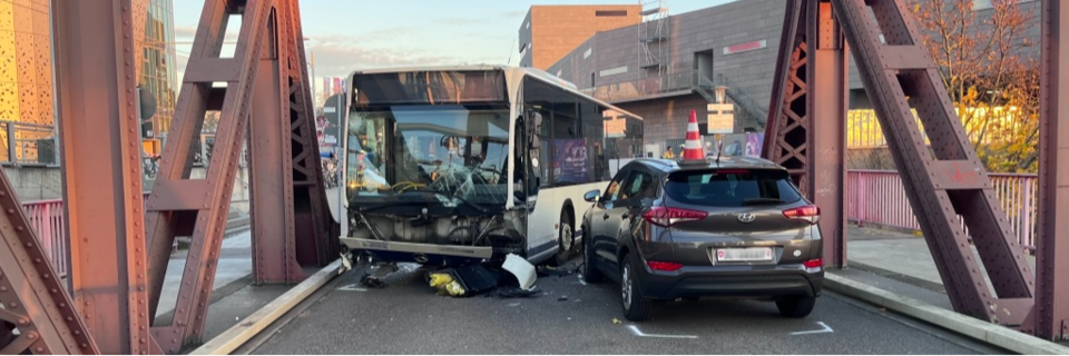 Ein Trmmerfeld vor der Friedensbrcke - und eine junge Frau tot