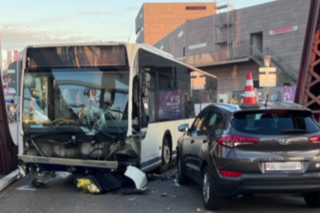 Ein Trmmerfeld vor der Friedensbrcke in Weil am Rhein - und eine junge Frau stirbt