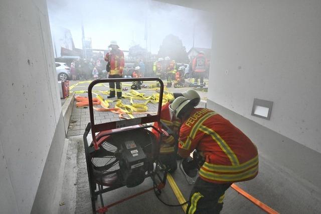 Feuerwehr Teningen probt Tiefgaragenbrand – und kmpft mit einem zugeschmierten Hydranten