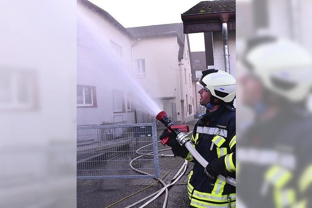 Feuerwehr Steinen und Hllstein ben Menschenrettung an Grundschule Hllstein