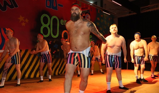 Die &#8222;Hinterhof-Buebe&#8220;  zeigten beim Mnnerballett vollen Einsatz.  | Foto: Gudrun Gehr