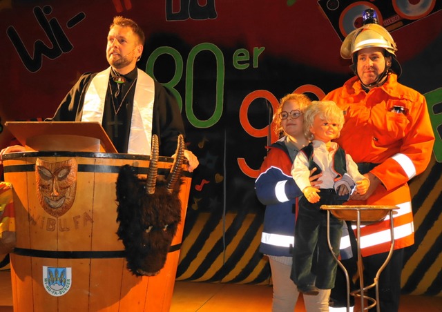 Prinz Johannes und Tchterchen Nele ta... Links Zeremonienmeister Stefan Dietz.  | Foto: Gudrun Gehr