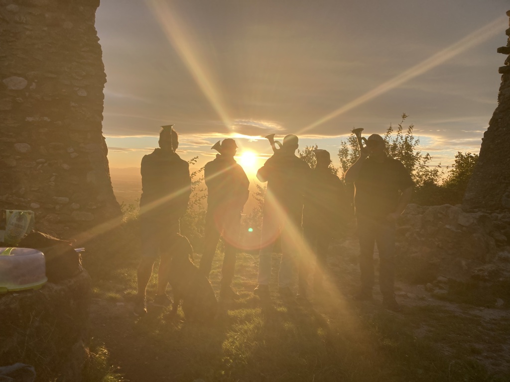 Bei einer Probe erlebten Franz Bhler und weitere Jagdhornblser den Sonnenuntergang auf der Schneeburg bei Ebringen.