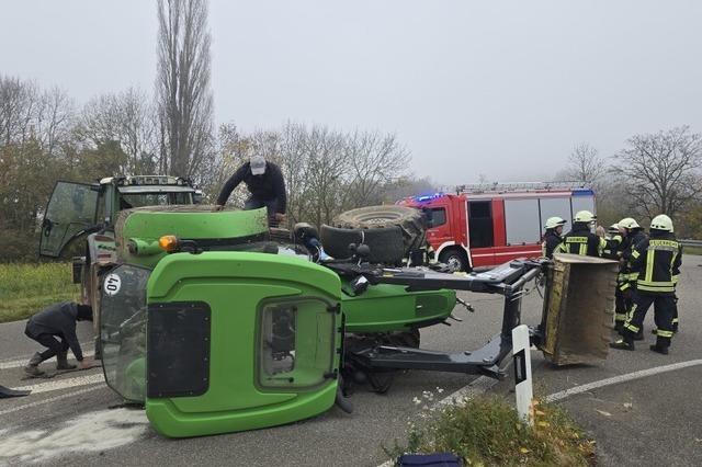 Feuerwehr Denzlingen sichert umgekippten Traktor auf K 5103