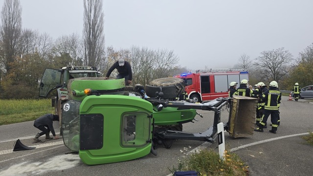 Warum der Traktor in Denzlingen umgekippt war, blieb bis zum Einsatzende unklar.  | Foto: Feuerwehr Denzlingen