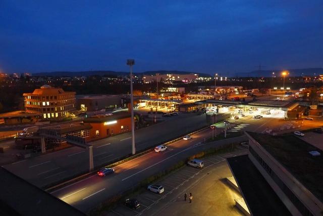 Wie der Autobahnzoll Weil am Rhein tglich Lkw-Stau und Schmuggel stoppt