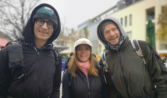 Franz, Shania und Heiko nennen sich di...eit zwlf Jahren zu Fu um den Globus.  | Foto: Ralf Burgmaier