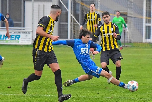 Jamie Stopp vom SC Lahr, wird von Ahme...vom  VfR Hausen genaustens beobachtet.  | Foto: Pierre Schmidt