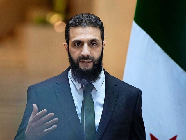 2006 nahmen ihn die USA noch gefangen:...hmad al-Sharaa zu Gast im Weißen Haus. | Foto: IMAGO/Dia Images/Abaca 2006 nahmen ihn die USA noch gefangen:...hmad al-Sharaa zu Gast im Weißen Haus. | Foto: IMAGO/Dia Images/Abaca