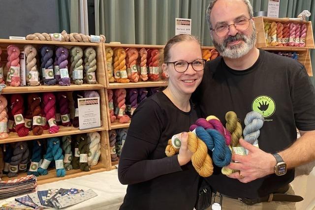 Ein Ehepaar aus Auggen veranstaltet eine Wollmesse mit begeistertem Handarbeitsfan-Gewusel