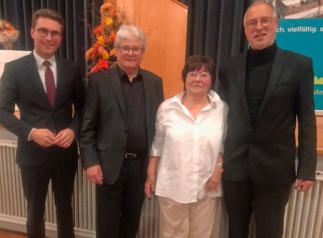 Brgermeister Adrian Probst verlieh di...lzer und Michael Neymeyer (von links).  | Foto: Karin Stckl-Steinebrunner